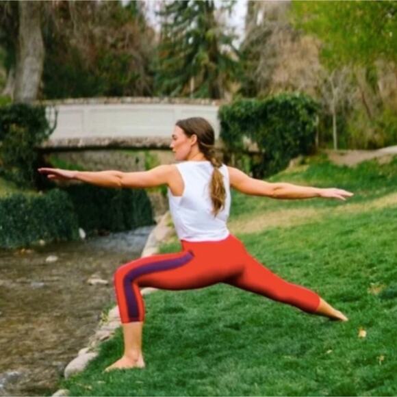 Zyia Red Royalty Strip Light N Tight Hi Rise 17" Capri Leggings size 8-10 - Picture 5 of 6